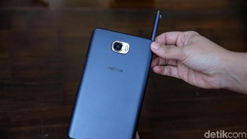 X Pen ini tidak terbenam menjadi satu bagian dengan Note Pro. Infinix menyodorkan flip cover dalam paket penjualannya, yang juga adalah tempat diselipkannya stylus tersebut. (Foto: detikINET/Agung Prambudhy)