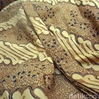 Lalu untuk resepsi yang dihelat malam harinya, sudah disiapkan beskap dengan jarik parang seling. Menurut Pak No, sebenarnya motif parang pantang dipakai untuk pernikahan karena diyakini dapat membawa sial. Foto: Odilia WS