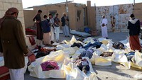 Penampakan sejumlah korban tewas akibat serangan udara yang dilancarkan Arab Saudi ke Yaman, Rabu (1/11/2017). Naif Rahma/REUTERS.