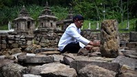 Kalangan umat Hindu setempat melakukan upacara Hari Raya Galungan di lokasi itu sebagai perayaan hari kemenangan kebenaran (dharma) atas kejahatan (adharma) sekaligus untuk menyucikan candi peninggalan Kerajaan Mataram Kuno pada abad IX serta penghormatan kepada nenek moyang mereka (Foto: ANTARA FOTO/Aditya Pradana Putra)
