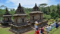 Sejumlah umat Hindu melakukan salah satu prosesi doa dalam upacara Hari Raya Galungan di situs cagar budaya Candi Ngempon, Bergas, Kabupaten Semarang, Jawa Tengah, Rabu (1/11). (Foto: ANTARA FOTO/Aditya Pradana Putra)