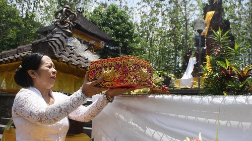 Seorang umat Hindu melakukan persiapan sembahyang perayaan Hari Raya Galungan di Pura Luhur Dwijawarsa, Buring, Malang, Jawa Timur, Rabu (1/11). Sembahyang dalam perayaan Galungan di pura tersebut dibagi dalam tiga gelombang yakni pagi, siang dan sore untuk mengantisipasi banyaknya umat Hindu yang datang. ANTARA FOTO/Ari Bowo Sucipto/ama/17.