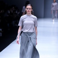 Koleksi terbaru Danjyo Hiyoji, mengusung tema Fashion Fusion dengan menghadirkan koleksi Arc di Jakarta Fashion Week 2018, Senayan City, Jakarta, Selasa (24/10/2017). Foto: Mohamamd Abduh/Wolipop