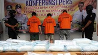 Para tersangka dihadirkan dalam rilis dengan penjagaan petugas bersenjata api laras panjang.