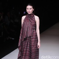 Koleksi terbaru dari Lulu Lutfi Labibi tetap bermain dengan lurik yang bertajuk Duka Luruh di Jakarta Fashion Week 2018, Senayan City, Jakarta, Selasa (24/10/2017). Foto: Mohammad Abduh/Wolipop