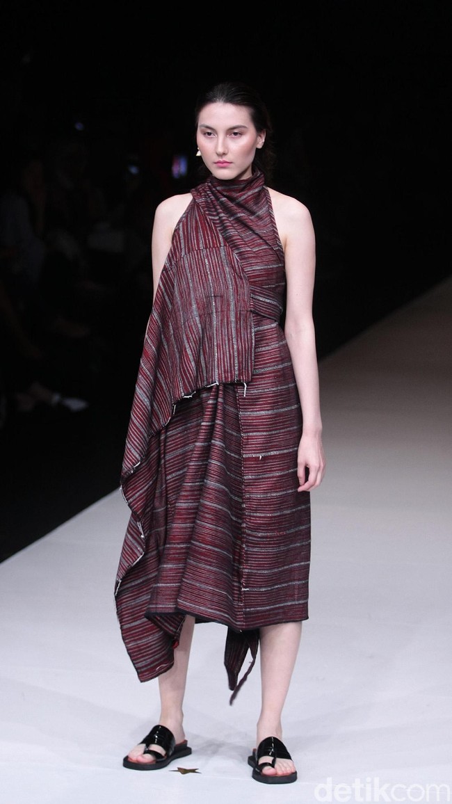Koleksi terbaru dari Lulu Lutfi Labibi tetap bermain dengan lurik yang bertajuk Duka Luruh di Jakarta Fashion Week 2018, Senayan City, Jakarta, Selasa (24/10/2017). Foto: Mohammad Abduh/Wolipop