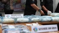 Polisi menunjukkan barang bukti sabu.