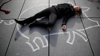 Mereka yang tergeletak ini adalah pendukung People for the Ethical Treatment of Animals (PETA). Lokasi aksi ini dibuat menyerupai lokasi tindak kriminal (Foto: REUTERS/Christian Hartmann)