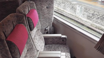 Bangku kereta di jepang bisa diputar untuk menghadap jendela. (Foto: Brightside)