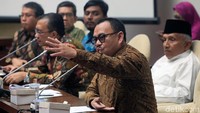 Selain Amien Rais dan Sudirman Said, hadir Martin Hadiwinata (Kesatuan Nelayan Tradisional Indonesia), pakar teknik kelautan ITB Muslim Muin, dan Marwan Batubara.