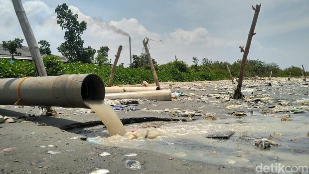 Pembuangan limbah yang mencemari Pantai Wates Rembang.