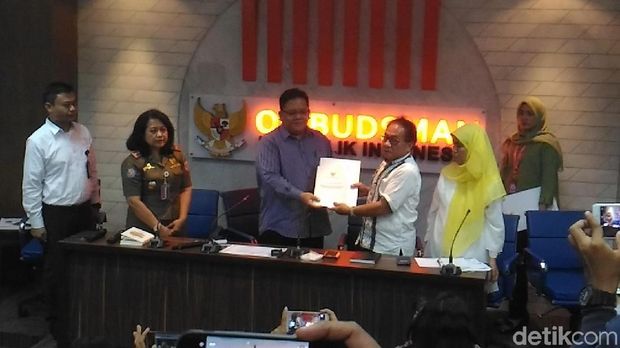  Ombudsman menyerahkan dokumen investigasi dugaan maladministrasi penertiban pedagang kaki lima (PKL) oleh Satpol PP, Kamis (2/11/2017)