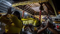 Umat Hindu memanjatkan doa saat mengikuti sembahyang perayaan hari raya Galungan di Pura Indra Prasta, Mutihan, Solo, Jawa Tengah, Rabu (1/11). (Foto: ANTARA FOTO/Mohammad Ayudha)