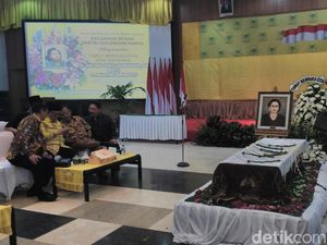 Habibie dan Menteri PPPA ke DPP Golkar Lepas Jenazah Sri Redjeki