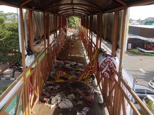 Miris, JPO di Kota Serang Jadi Tempat Pembuangan Sampah