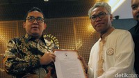 Pertemuan ini sekaligus membahas perkembangan terakhir proses persidangan dirinya.