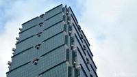 Tinggi gedung 101 lantai ini mancapai 449 meter. Sangat mencolok untuk ukuran sebuah gedung bertingkat di tengah kota.