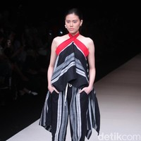 Koleksi terbaru dari Lulu Lutfi Labibi tetap bermain dengan lurik yang bertajuk Duka Luruh di Jakarta Fashion Week 2018, Senayan City, Jakarta, Selasa (24/10/2017). Foto: Mohammad Abduh/Wolipop