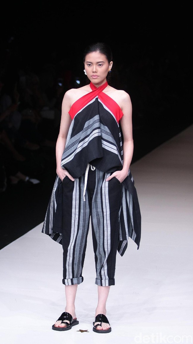 Koleksi terbaru dari Lulu Lutfi Labibi tetap bermain dengan lurik yang bertajuk Duka Luruh di Jakarta Fashion Week 2018, Senayan City, Jakarta, Selasa (24/10/2017). Foto: Mohammad Abduh/Wolipop