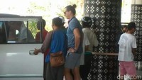 Niam, salah seorang petugas AVSEC Bandara Komodo di Labuan Bajo memotret seorang turis yang kelihatannya mirip sekali Zlatan Ibrahimovic. Dia memotretnya Kamis (2/11) kemarin dan langsung bikin netizen bertanya-tanya (dok Istimewa)