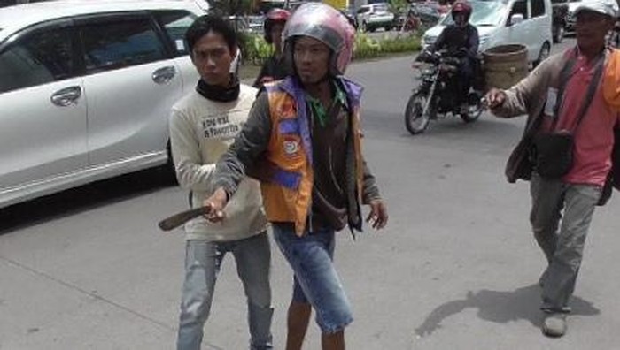Taksi Online Bentrok dengan Becak Motor di Makassar