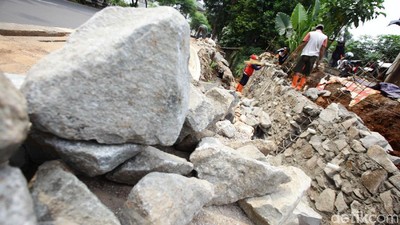 Perbaikan Turap di Jalan Mabes Hankam