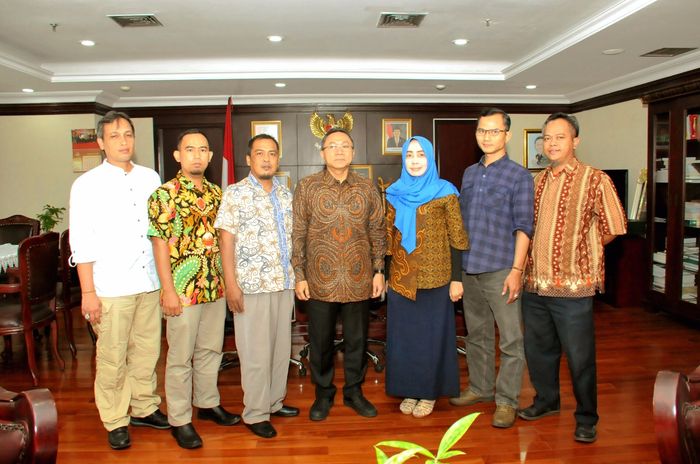 Ketua MPR Zulkifli Hasan dan pekerja tol (Dok. MPR) Ketua MPR Zulkifli Hasan dan pekerja tol (Dok. MPR)