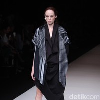 Koleksi terbaru dari Lulu Lutfi Labibi tetap bermain dengan lurik yang bertajuk Duka Luruh di Jakarta Fashion Week 2018, Senayan City, Jakarta, Selasa (24/10/2017). Foto: Mohammad Abduh/Wolipop