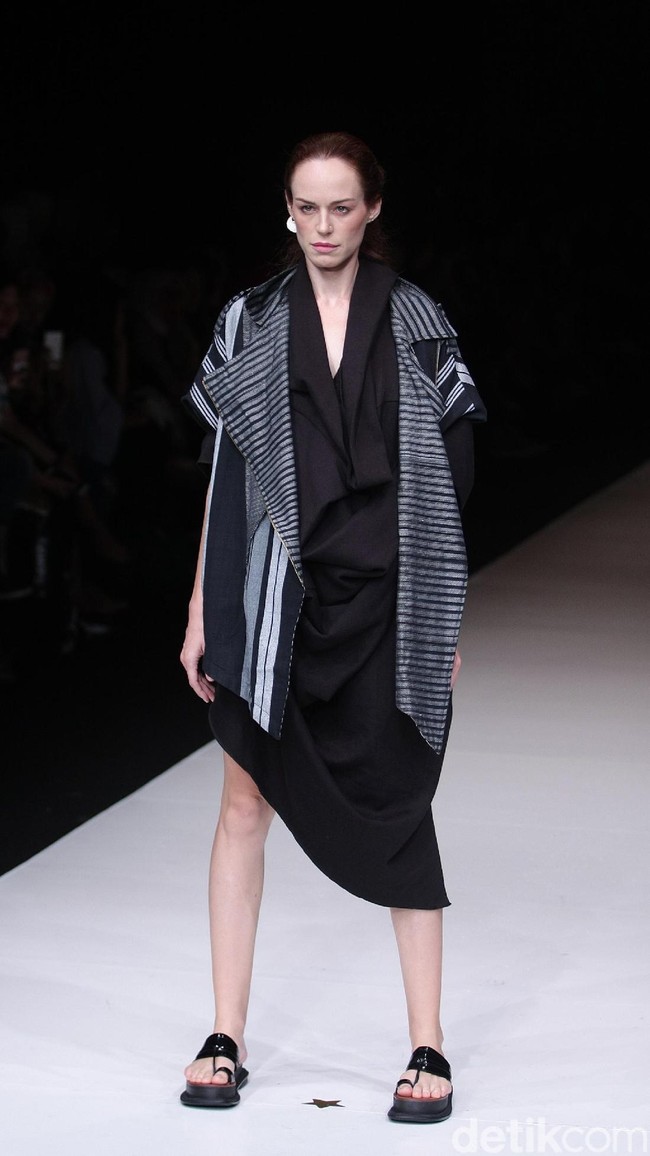 Koleksi terbaru dari Lulu Lutfi Labibi tetap bermain dengan lurik yang bertajuk Duka Luruh di Jakarta Fashion Week 2018, Senayan City, Jakarta, Selasa (24/10/2017). Foto: Mohammad Abduh/Wolipop