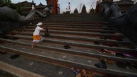 Seorang anak bergegas memasuki pura saat akan dilaksanakan upacara Galungan di Pura Agung Wana Kertha Jagatnatha Palu, Sulawesi Tengah, Rabu (1/11).  (Foto: ANTARAFOTO/Basri Marzuki)