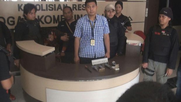  Kasat Reskrim Polres OKI saat rilis penangkapan pelaku pembuat senjata api rakitan