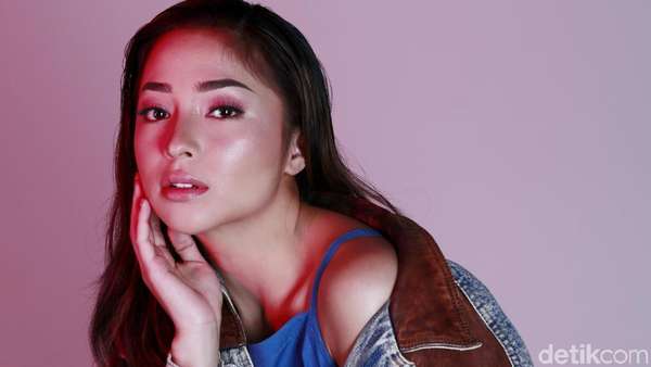 Tatapan Nikita Willy Celeb of The Month November 2017 Tatapan Nikita Willy Celeb of The Month November 2017