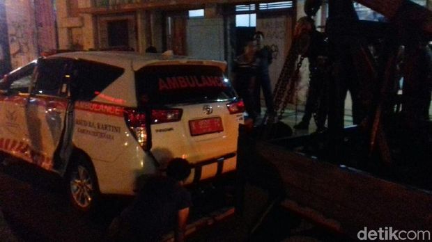 Pengemudi Diduga Mabuk, Tabrak Ambulans Bawa Bayi Hingga Terguling