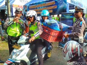 Selain Tilang Pengendara Tak Tertib, Polisi Banyumas Bagi-bagi Hadiah