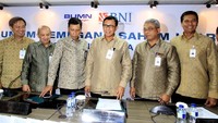 Pada kesempatan itu hadir Bob Tyasika Ananta Direktur Perencanaan & Operasional, Panji Irawan Direktur Tresuri & Internasional, Imam Budi Sarjito Direktur Kepatuhan & Risiko Perusahaan, Herry Sidharta Wakil Direktur Utama, Achmad Baiquni Direktur Utama, Rico Rizal Budidarmo Direktur Keuangan & Risiko Kredit, Anggoro Eko Cahyo Direktur Bisnis Konsumer, Putrama Wahju Setyawan Direktur Bisnis Menengah. Foto: dok. BNI
