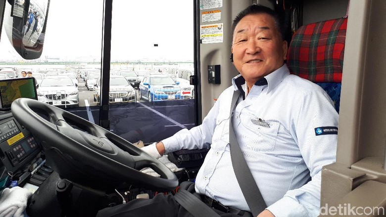 Mr Nara 70 Tahun Masih Asyik Narik Bus di Jepang