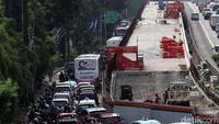 Arus lalu lintas macet akibat penyempitan jalan.