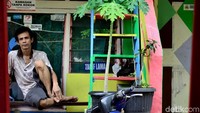 Poster kawasan tanpa rokok tertempel rumah warga. Artinya setiap warga yang ingin merokok harus di luar wilayah tersebut.