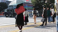 Trotoar di Tokyo sangat-sangat bersahabat bagi pejalan kaki. Tak ada yang menghalangi jalan di trotoar, apalagi pedagang kaki lima seperti di Jakarta. Juga tak ada sepeda motor yang berani menyerobot naik ke trotoar. Foto: Rangga Rahadiansyah