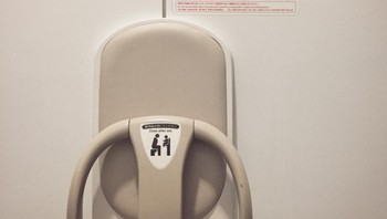 Tempat buat si bayi di kamar mandi, sang ibu pun bisa memantau walaupun sedang beraktifitas di kamar mandi.  (Foto: Brightside)