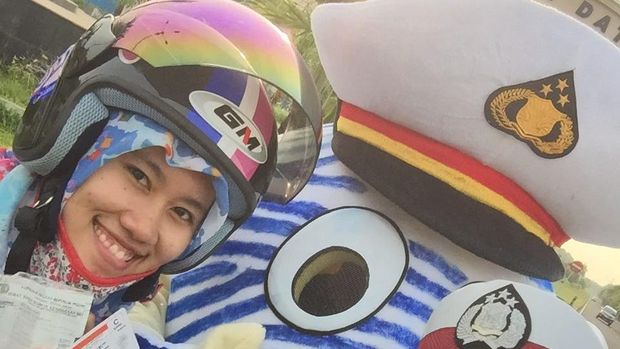 Polisi menyediakan doorprise bagi pengendara yang tertib lalu lintas.