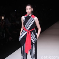 Koleksi terbaru dari Lulu Lutfi Labibi tetap bermain dengan lurik yang bertajuk Duka Luruh di Jakarta Fashion Week 2018, Senayan City, Jakarta, Selasa (24/10/2017). Foto: Mohammad Abduh/Wolipop