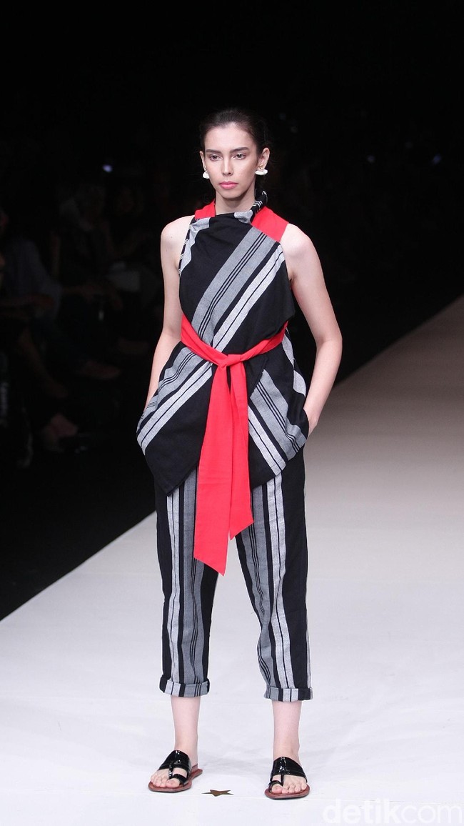 Koleksi terbaru dari Lulu Lutfi Labibi tetap bermain dengan lurik yang bertajuk Duka Luruh di Jakarta Fashion Week 2018, Senayan City, Jakarta, Selasa (24/10/2017). Foto: Mohammad Abduh/Wolipop