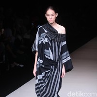 Koleksi terbaru dari Lulu Lutfi Labibi tetap bermain dengan lurik yang bertajuk Duka Luruh di Jakarta Fashion Week 2018, Senayan City, Jakarta, Selasa (24/10/2017). Foto: Mohammad Abduh/Wolipop