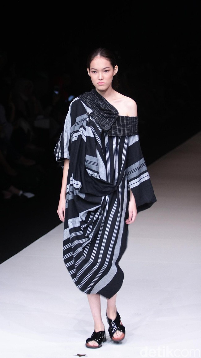 Koleksi terbaru dari Lulu Lutfi Labibi tetap bermain dengan lurik yang bertajuk Duka Luruh di Jakarta Fashion Week 2018, Senayan City, Jakarta, Selasa (24/10/2017). Foto: Mohammad Abduh/Wolipop