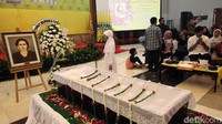 Jenazah Sri akan dimakamkan di kampung halamannya di Solo, Jawa tengah. Jenazah akan langsung diberangkatkan setelah disalatkan di masjid DPP Golkar.