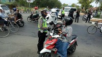 Stormtrooper menemani polisi yang menyetop seorang pemotor.