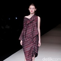 Koleksi terbaru dari Lulu Lutfi Labibi tetap bermain dengan lurik yang bertajuk Duka Luruh di Jakarta Fashion Week 2018, Senayan City, Jakarta, Selasa (24/10/2017). Foto: Mohammad Abduh/Wolipop