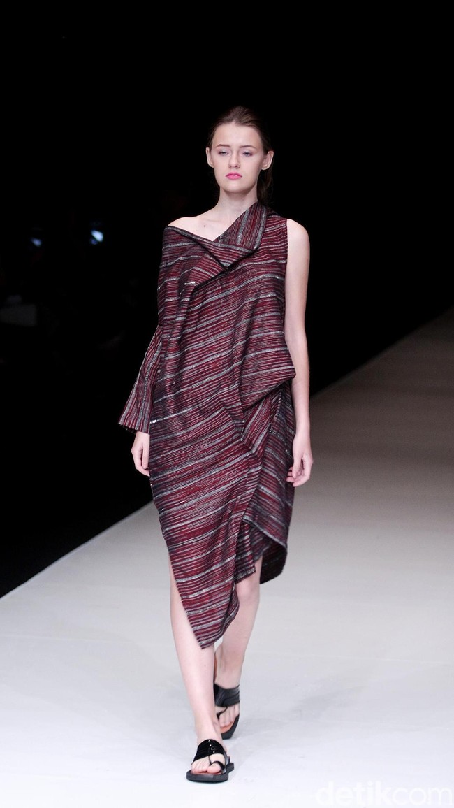 Koleksi terbaru dari Lulu Lutfi Labibi tetap bermain dengan lurik yang bertajuk Duka Luruh di Jakarta Fashion Week 2018, Senayan City, Jakarta, Selasa (24/10/2017). Foto: Mohammad Abduh/Wolipop