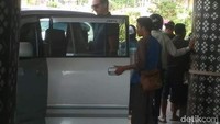 Jumat hari ini (3/11), turis yang mirip Ibra itu datang dan trekking di Pulau Komodo. Menurut Risal, seorang ranger di sana, dia menemani turis tersebut dan si turis mengaku bukan Zlatan Ibrahimovic. Turisnya pun berasal dari Prancis, bukan dari Swedia yang merupakan tanah kelahiran Ibra (dok Istimewa)